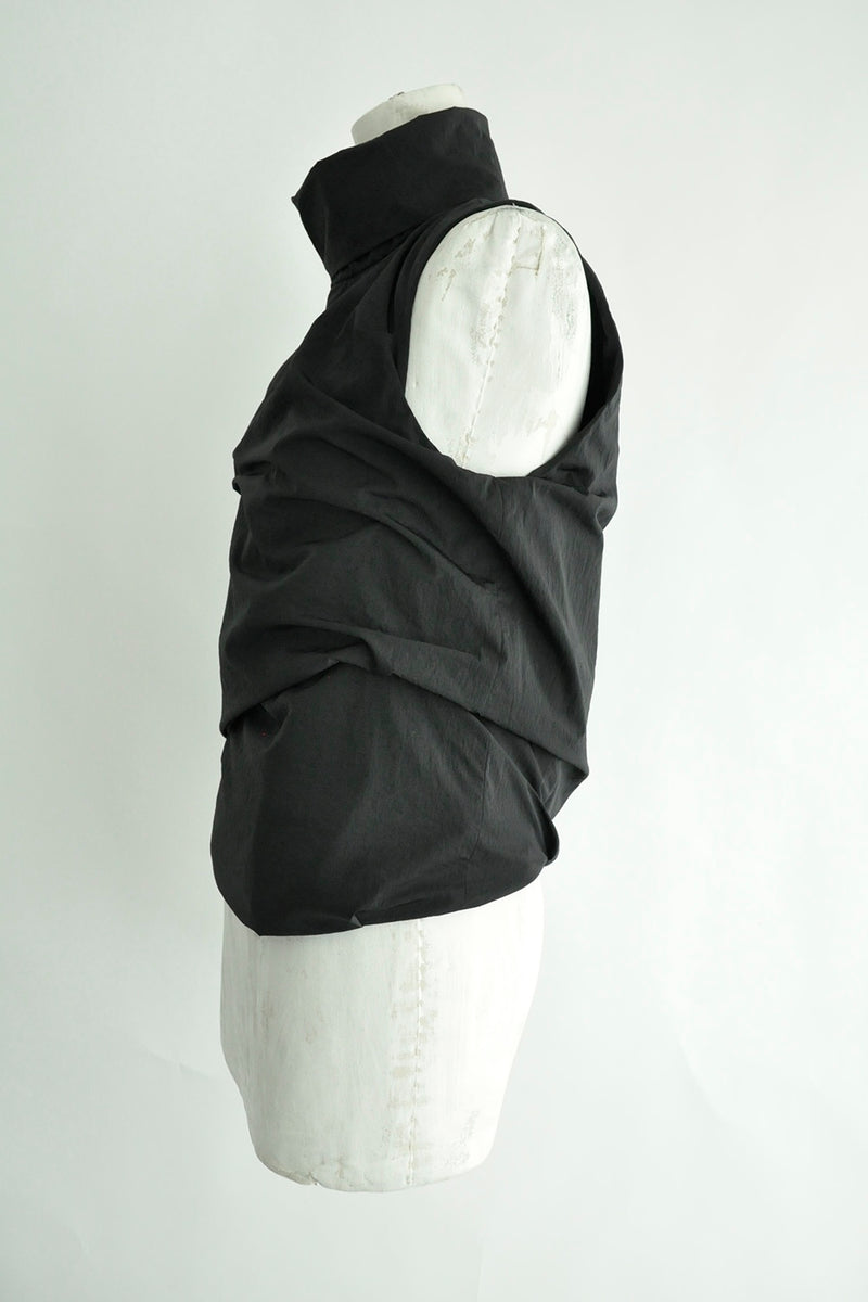 MOVEMENT HIGH NECK SLEEVELESS TOP