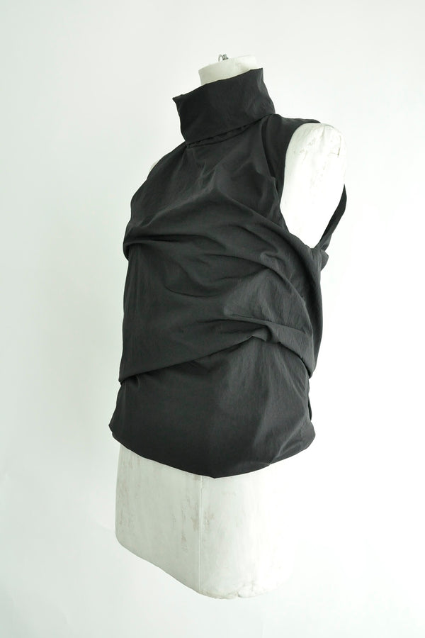 MOVEMENT HIGH NECK SLEEVELESS TOP