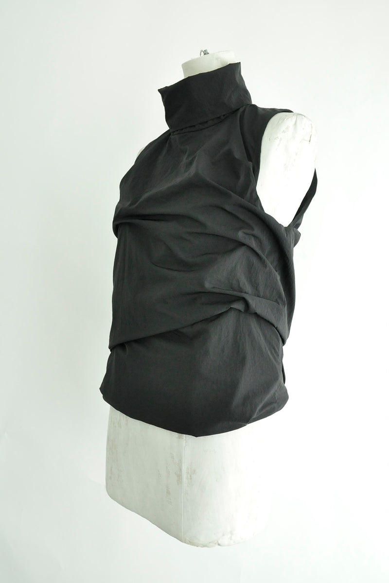 MOVEMENT HIGH NECK SLEEVELESS TOP
