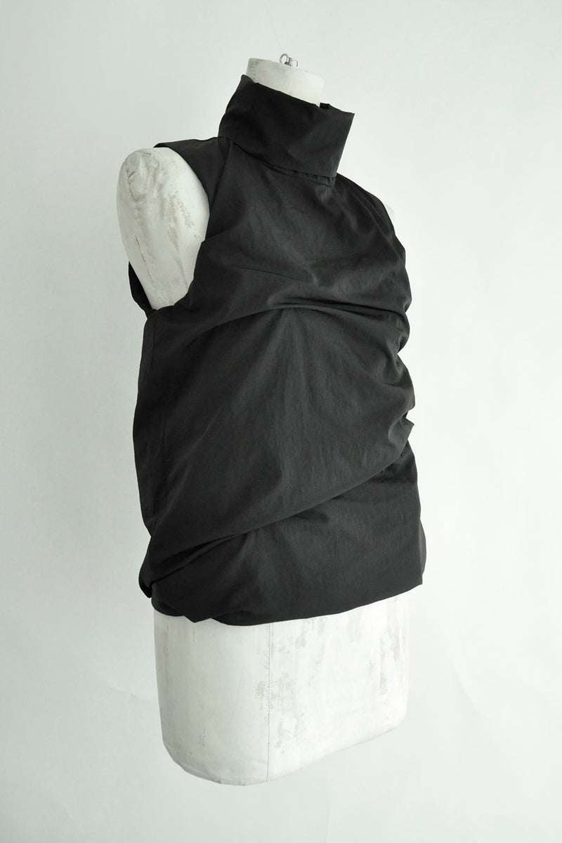 MOVEMENT HIGH NECK SLEEVELESS TOP