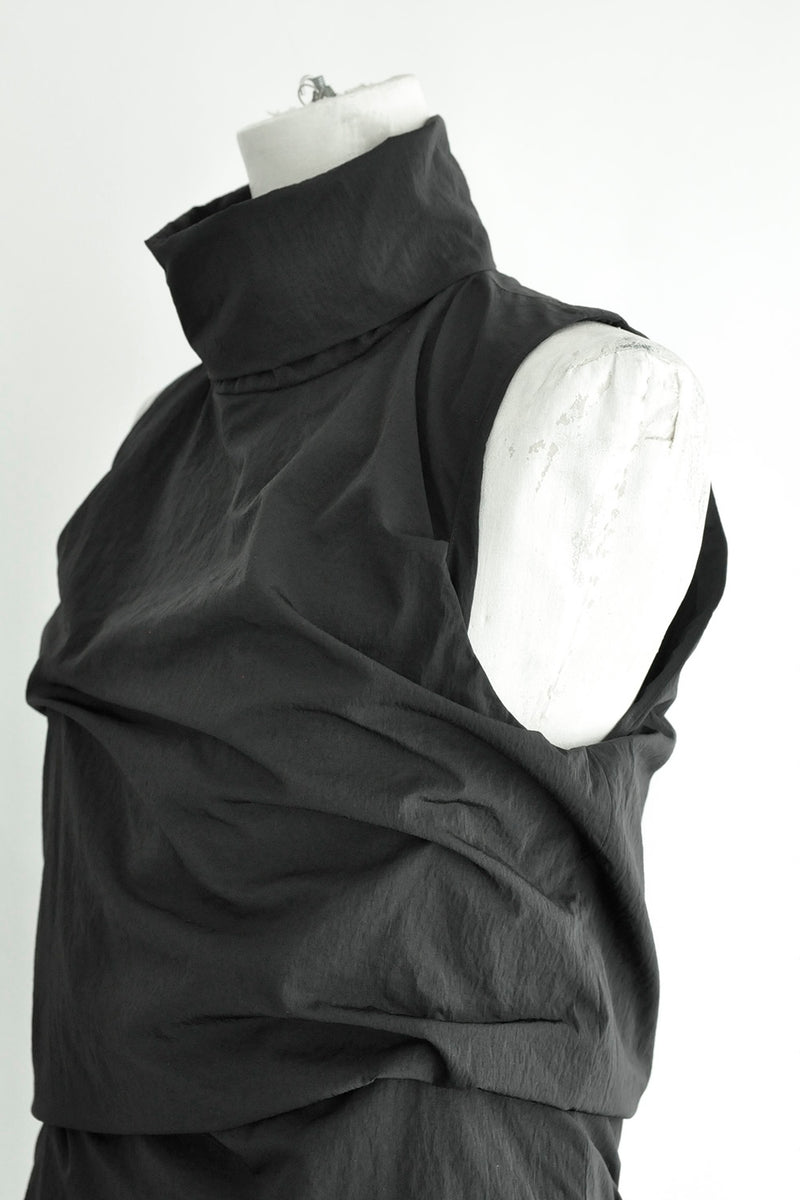 MOVEMENT HIGH NECK SLEEVELESS TOP