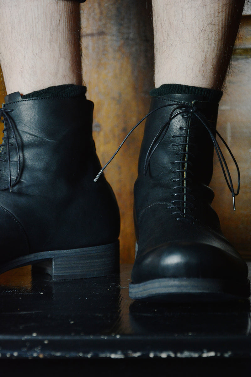 SHORT BACK ZIPPER BOOT W/LACES