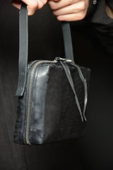 ZIPPED POCHETTE W/SHORT STRAP / BLACK