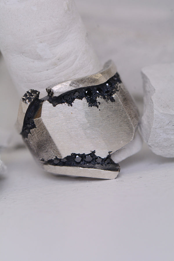 TWISTED EDGES STONE RING
