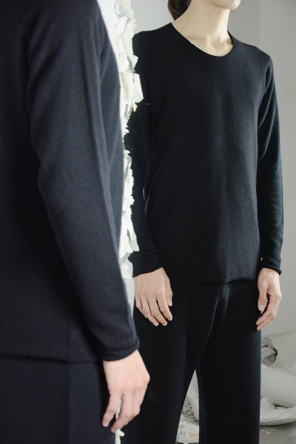ROUND NECK ARCHED SHOULDER SWEATER