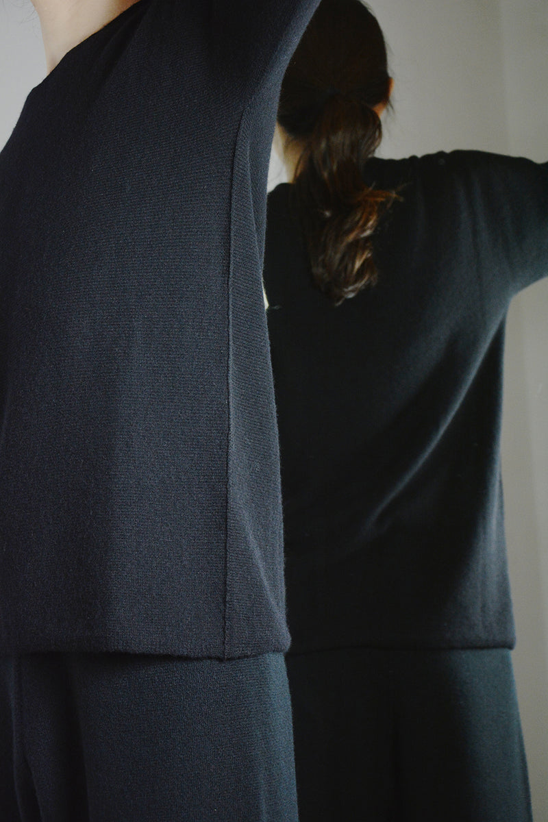 ROUND NECK ARCHED SHOULDER SWEATER