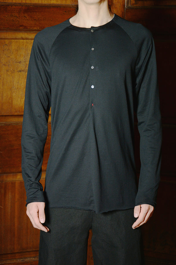 HENLEY RAGLAN LONG SLEEVE MEDIUM FIT T-SHIRT / BLACK