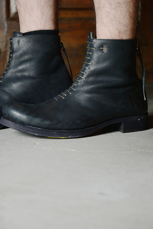 SHORT BACK ZIPPER BOOT W/MULTIPLE SILVER STAPE