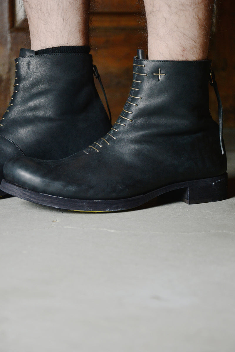 SHORT BACK ZIPPER BOOT W/MULTIPLE SILVER STAPE