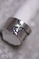 Fracture stones line ring